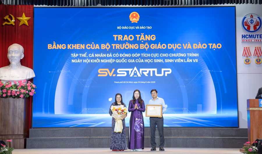 Bộ GD&ĐT trao tặng Bằng khen cho tập thể nhà trường vì đã có đóng góp tích cực cho chương trình SV Startup 2025. Ảnh: HCMUTE