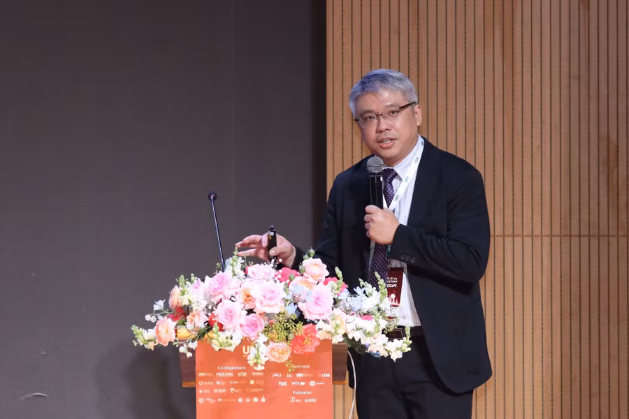 Giáo sư Bor-Jiunn Wen, Trưởng Khoa Cơ khí và Cơ điện tử, Đại học Hải dương Quốc gia Đài Loan (Trung Quốc) trình bày tham luận tại hội thảo. 