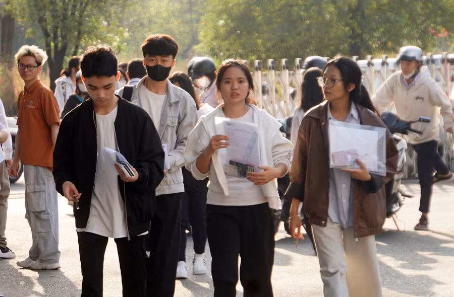 Thí sinh dự thi đánh giá năng lực tại điểm thi Trường Đại học Quốc tế - Đại học Quốc gia TPHCM (TP Thủ Đức, TPHCM). Ảnh: Mạnh Tùng