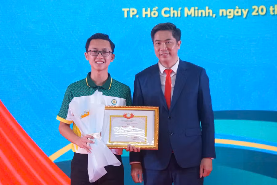 PGS.TS Nguyễn Đào Tùng, Giám đốc Học viện Tài chính trao giấy khen cho tân sinh viên đạt danh hiệu thủ khoa.
