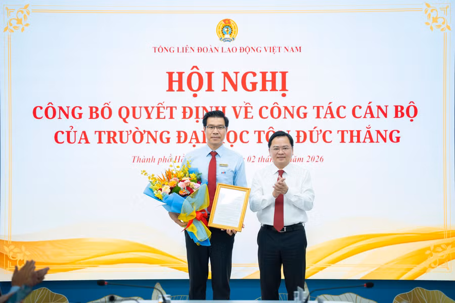 PGS.TS. Trần Trọng Đạo (trái) nhận quyết định bổ nhiệm Hiệu trưởng Trường Đại học Tôn Đức Thắng.