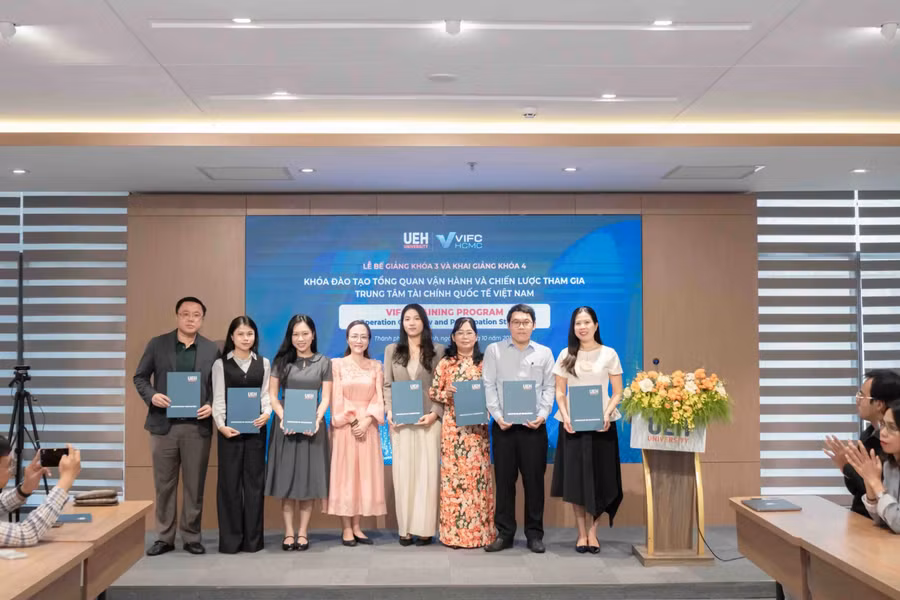 Học viên nhận chứng chỉ hoàn thành chương trình tot-nghiep.jpg