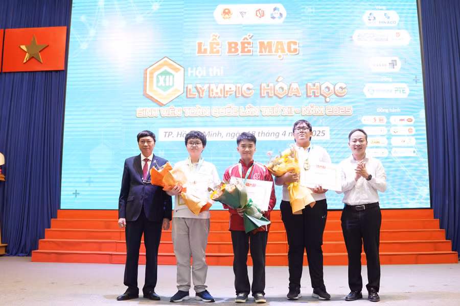 khen-thuong-03-sinh-vien-co-thanh-tich-dung-dau-bang.jpg