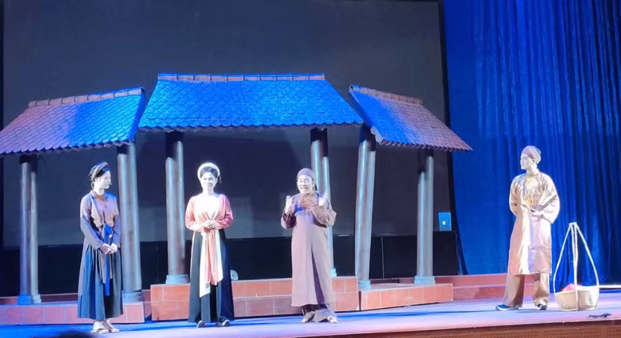 Chương trình “Sử ca Học đường” năm 2025, với vở kịch mang tên “Nữ sĩ Hồ Xuân Hương”. Ảnh: Gia Kỳ