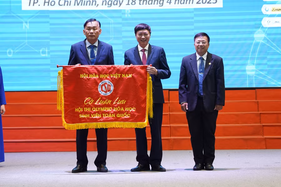 trao-co-luan-luu-cho-dai-dien-truong-dh-su-pham-ky-thuat-vinh-long.jpg