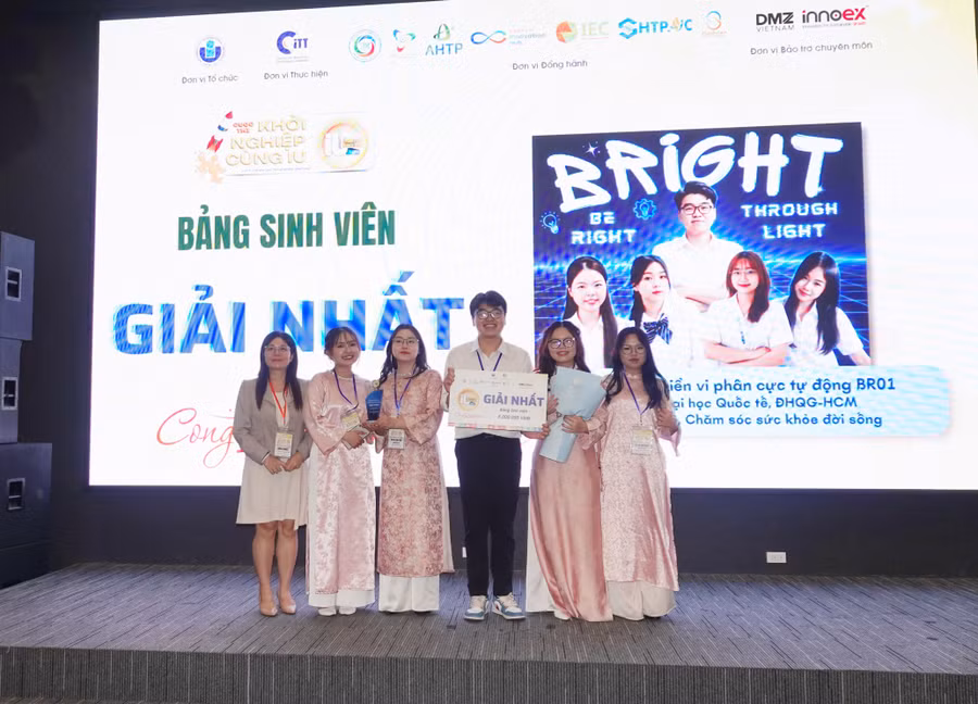Dự án Bright của nhóm sinh viên Trường Đại học Quốc tế giành giải nhất IU Startup Demo Day 2026. Ảnh: Bùi Diễn.