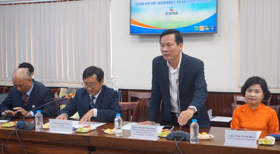 Đại diện phía Đại học Quốc gia TPHCM và Trường Đại học Khoa học Tự nhiên (Đại học Quốc gia TPHCM) trao đổi tại chương trình. Ảnh: Mạnh Tùng.