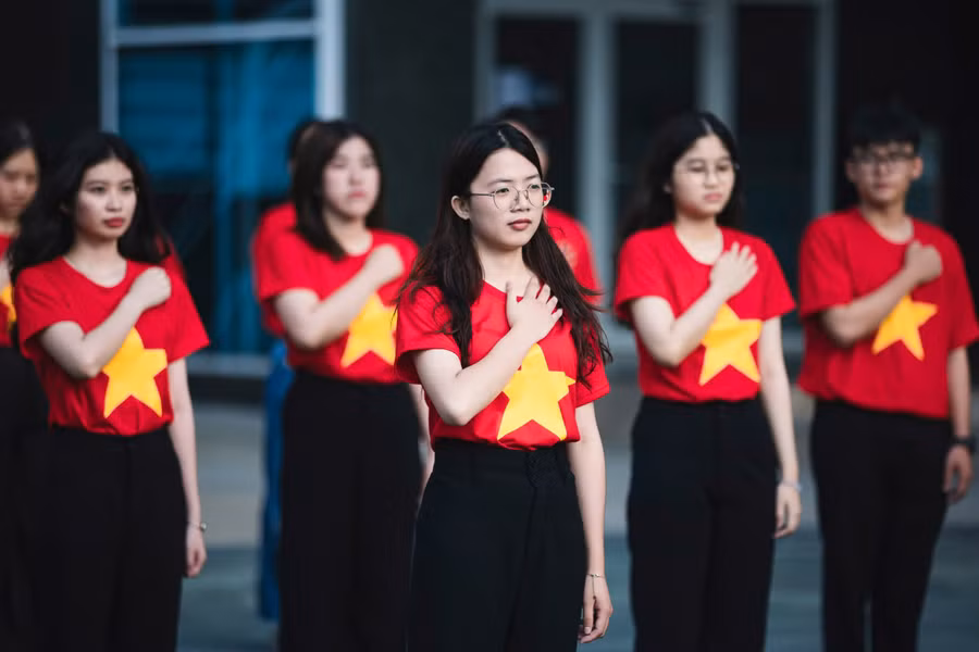 Trường Đại học Luật TPHCM tổ chức lễ chào cờ đặc biệt chào mừng kỷ niệm 50 năm Ngày Giải phóng miền Nam, thống nhất đất nước (30/4/1975 - 30/4/2025) với hàng trăm cán bộ, giảng viên và sinh viên của trường tham gia.