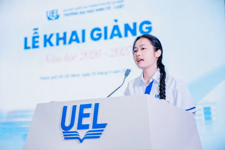 Nguyễn Ngọc Minh Thư, tân sinh viên ngành Kiểm toán, đại diện tân sinh viên Trường Đại học Kinh tế - Luật phát biểu tại lễ khai giảng. Minh Thư hứa sẽ học nghiêm túc, sống trách nhiệm, dám thử sức, dám đối diện với thất bại và không lãng phí những năm tháng đại học.