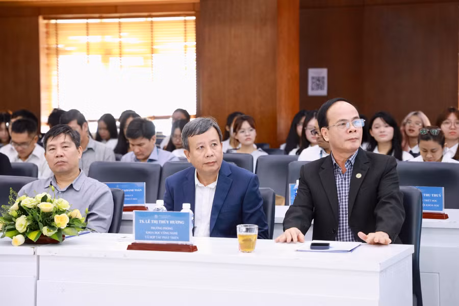 Các chuyên gia, nhà khoa học dự Hội thảo khoa học cấp quốc gia “40 năm đổi mới ở Việt Nam (1986-2026): Lý luận, thực tiễn và định hướng phát triển”,