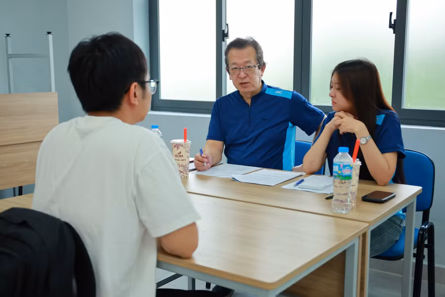 Sinh viên tìm kiếm cơ hội việc làm tại các gian hàng của doanh nghiệp. Ảnh: NTCC. r62-1924.jpg
