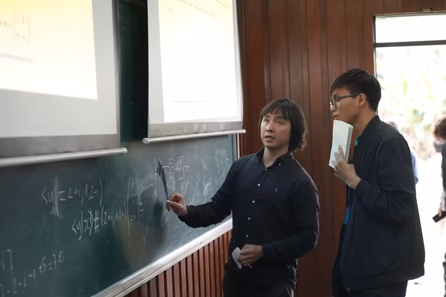 Khóa học công nghệ lượng tử diễn ra trong khuôn khổ hội nghị Khoa học &amp; Công nghệ 2025 của Trường Đại học Bách khoa (Đại học Quốc gia TPHCM).