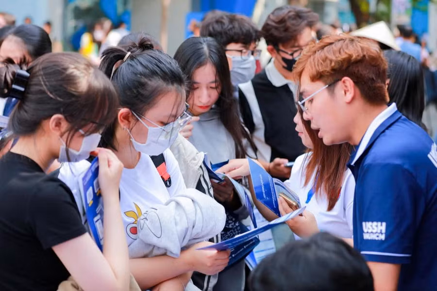 Tân sinh viên được hòa nhập ngay tại buổi đầu nhập học. (Ảnh: NTCC)
