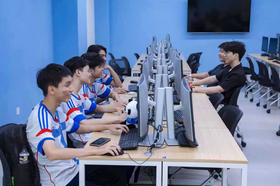 Học sinh THPT tham quan môi trường học tập Trường Đại học Công nghệ Thông tin (Đại học Quốc gia TPHCM) trong chương trình UniTour 2026, diễn ra ngày 16/5. Ảnh: UIT.
