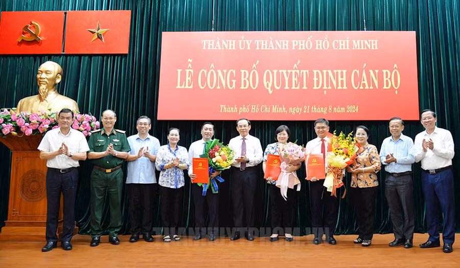Thường trực Thành ủy, Ban Thường vụ Thành ủy TPHCM chúc mừng các nhân sự nhận quyết định tại buổi lễ. (Ảnh: Thành ủy TPHCM)