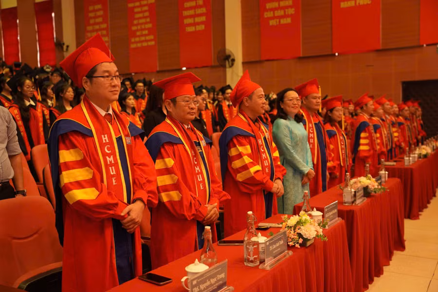 lanh-dao-nha-truong.jpg