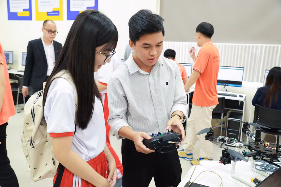 Học sinh, sinh viên trải nghiệm không gian công nghệ tại STEAMHub của Trường Đại học Lạc Hồng.