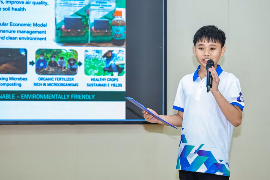 Phần thuyết trình các dự án tại bảng THPT. Ảnh: N.Q.