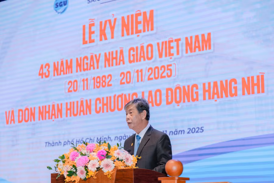 PGS.TS Phạm Hoàng Quân phát biểu tại buổi lễ, ôn lại truyền thống của nhà trường.