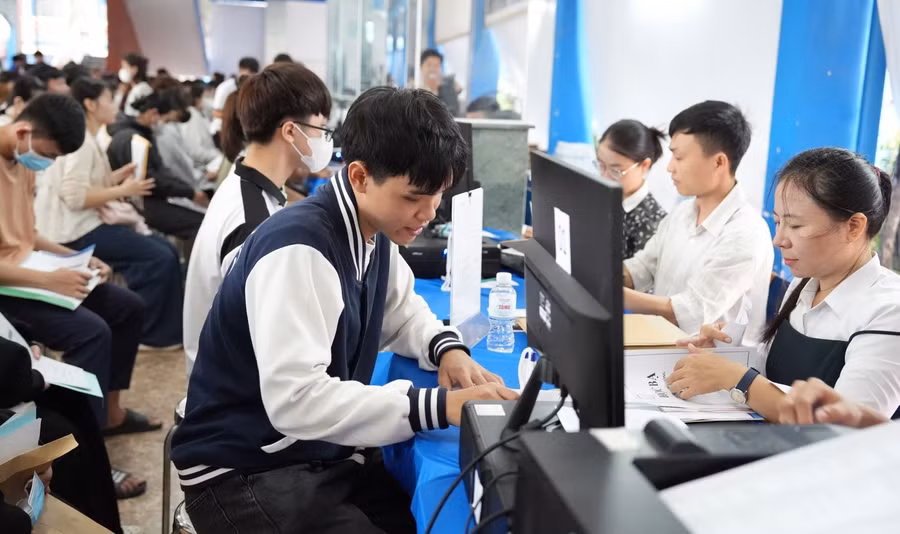 Tân sinh viên khóa 2026 Trường Đại học Thủ Dầu Một (TPHCM) làm thủ tục nhập học. Ảnh: TDMU.