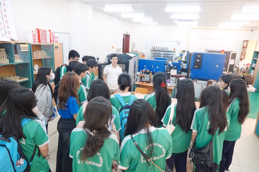 tay-thanh-4.jpg