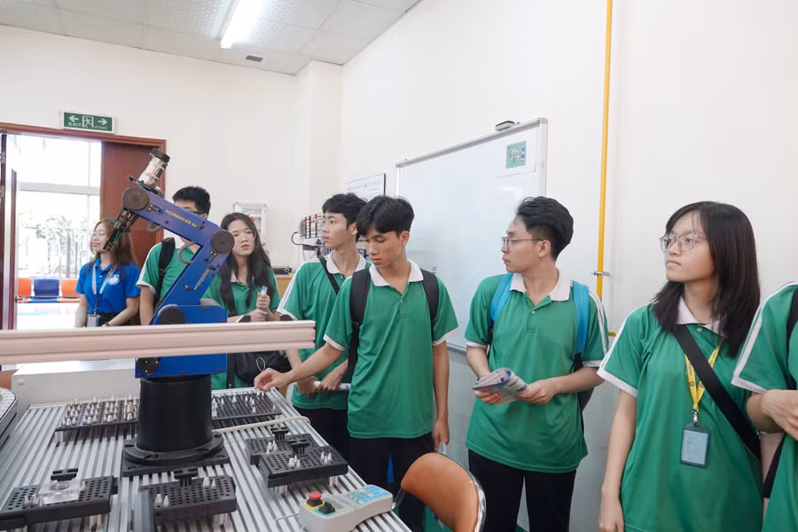 tay-thanh-2.jpg