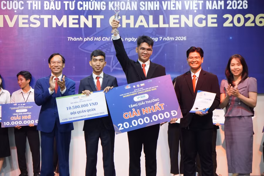 Đội đoạt giải nhất Investment Challenge 2026.