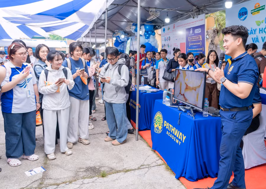 Sinh viên trải nghiệm các gian hàng tại ngày hội Hướng nghiệp và Việc làm lần 5 năm 2026.