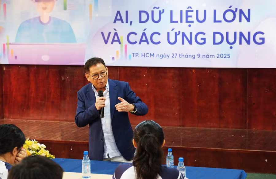 GS Dương Nguyên Vũ trình bày bài nói chuyện đại chúng. Ảnh: Mạnh Tùng