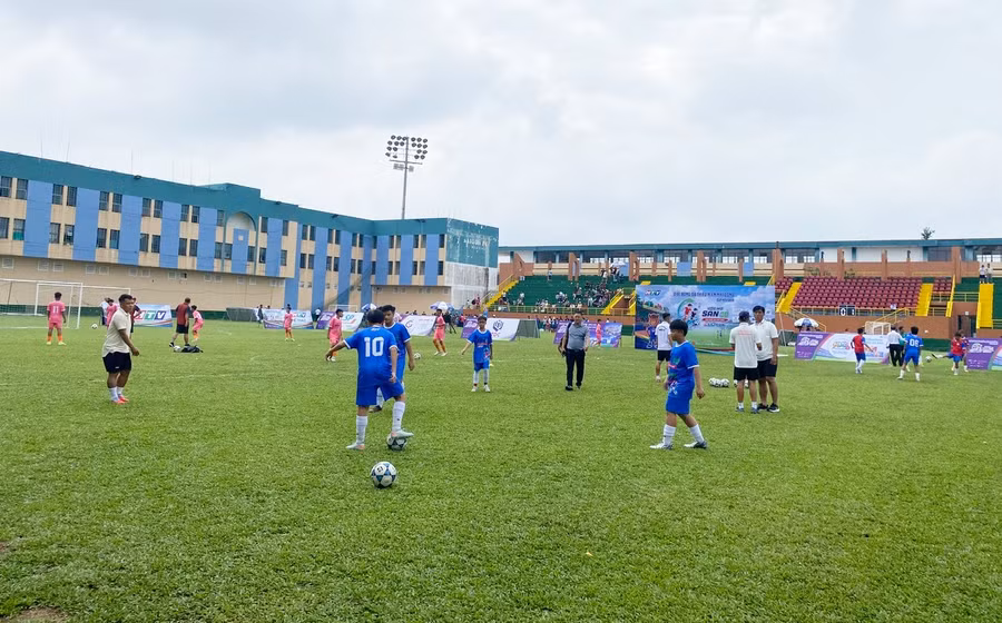 Hai đội bóng U13 Phường Bình Tân và Phường Bảy Hiền tập khởi động trước trận khai mạc.