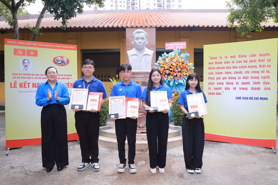 Bốn sinh viên, chiến sĩ Mùa hè xanh tiêu biểu của Trường Đại học Sư phạm TPHCM được kết nạp Đảng. 