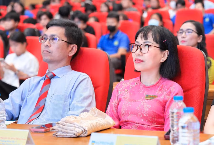 Các thầy cô dự lễ chào đón tân sinh viên năm 2026 của Khoa Thú y, Trường Đại học Công nghệ TPHCM. Ảnh: NTCC. thay-co-1.jpg