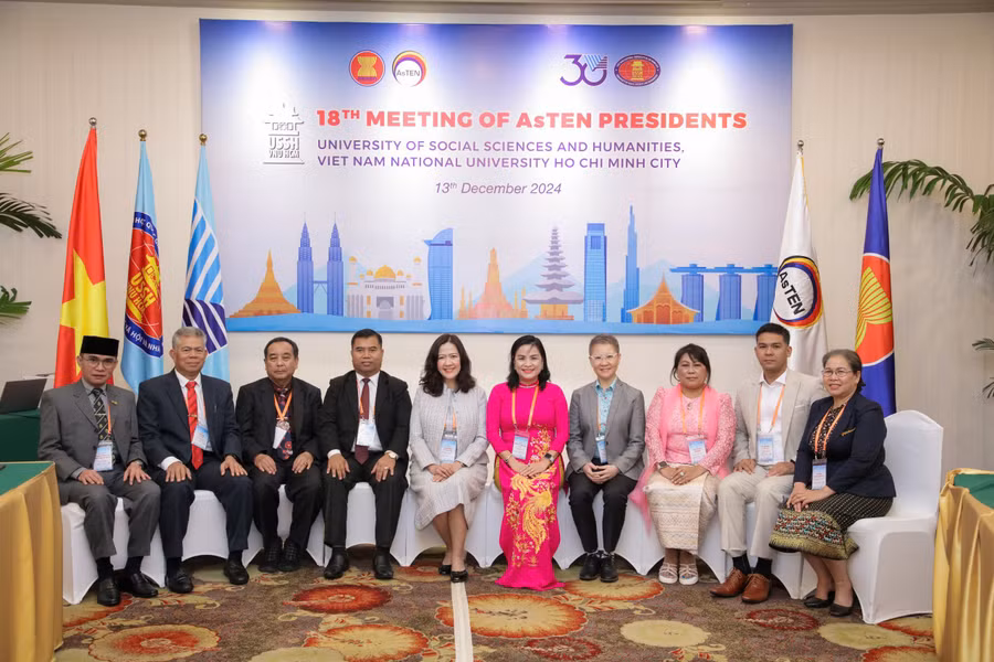 Các chuyên gia dự hội nghị AsTEN thứ 18. Ảnh: HCMUSSH