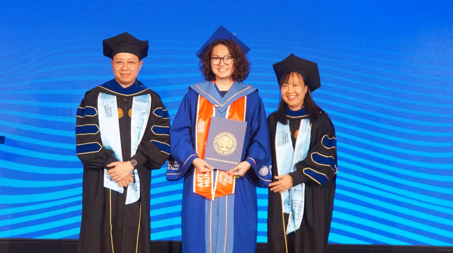Tân cử nhân Trường Đại học Fulbright Việt Nam nhận bằng tốt nghiệp vào ngày 13/6. Ảnh: Mạnh Tùng.