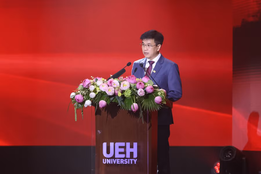 PGS.TS. Bùi Quang Hùng, Giám đốc Đại học Kinh tế TPHCM phát biểu tại buổi lễ. Ảnh: UEH. PGS.TS. Bùi Quang Hùng, Giám đốc Đại học Kinh tế TPHCM phát biểu tại buổi lễ. Ảnh: UEH.