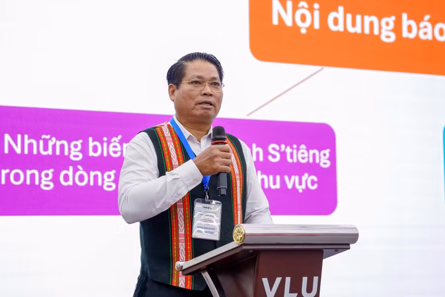 Tác giải trình bày nghiên cứu về "Tộc danh của người S'tiêng qua góc nhìn lịch sử, văn hóa nghệ thuật".