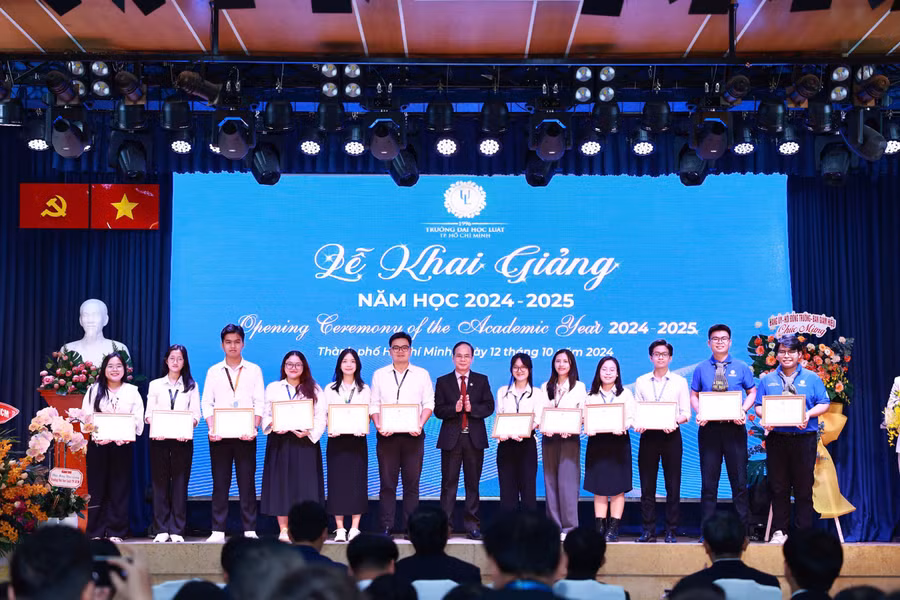 Trường Đại học Luật TPHCM trao khen thưởng cho tân sinh viên đại học chính quy đạt kết quả cao trong kỳ tuyển sinh năm 2024. Ảnh: NTCC