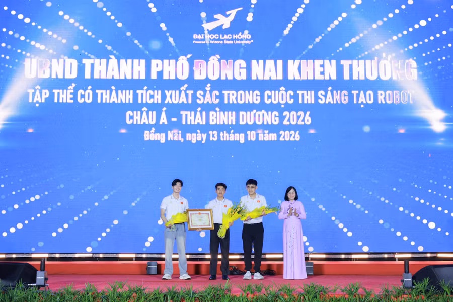 Bà Nguyễn Thị Hoàng, Phó Chủ tịch UBND TP Đồng Nai trao bằng khen tặng đội tuyển LH-FOF về thành tích tại Cuộc thi Sáng tạo Robot châu Á - Thái Bình Dương năm 2026. Ảnh: NTCC.