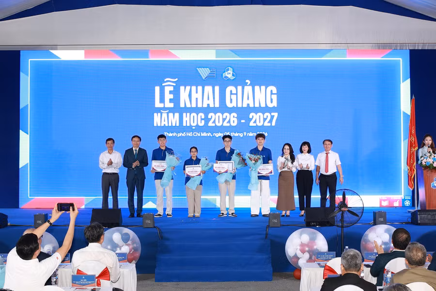 trao-hoc-bong-cua-ngan-hang-cho-cac-thu-khoa.jpg