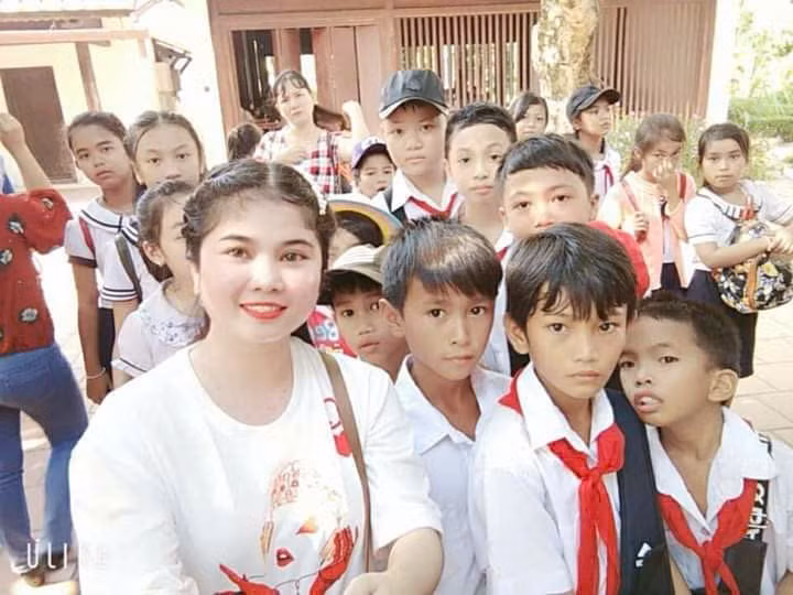 Cô Hương và học trò tại Trường Tiểu học Phan Thanh 1. Ảnh: NVCC