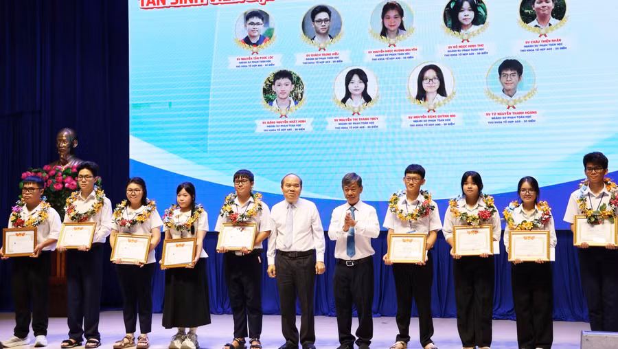 Trường Đại học Sài Gòn khen thưởng các tân sinh viên đạt thành tích thủ khoa các tổ hợp xét tuyển. Ảnh: M.Tùng.