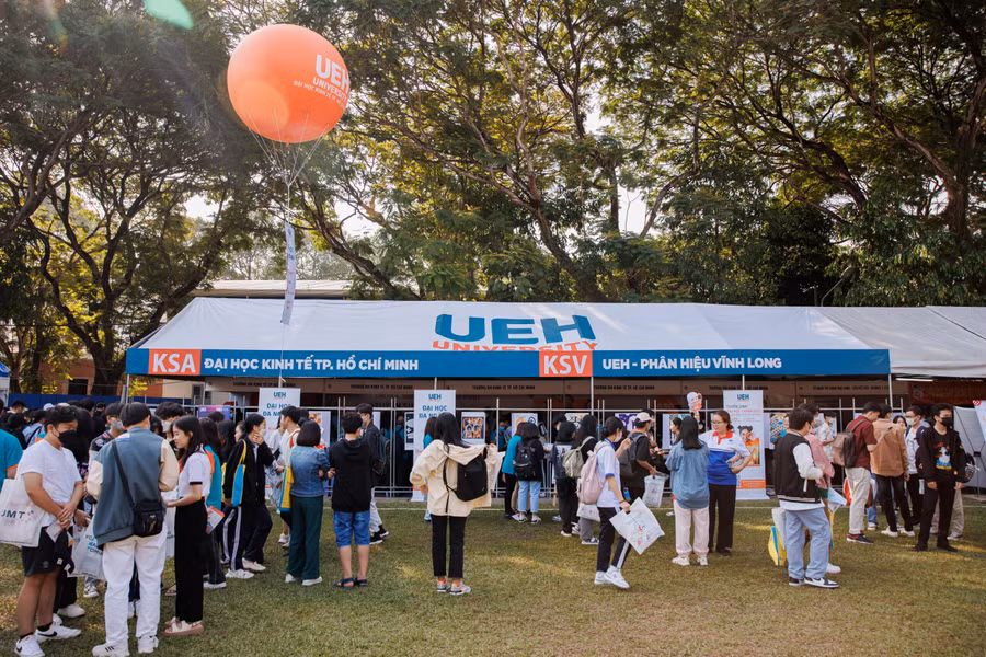 Đại học Kinh tế TPHCM trong ngày hội tư vấn tuyển sinh 2024. (Ảnh: UEH).