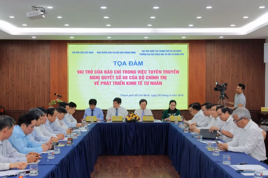 Quang cảnh buổi tọa đàm "Vai trò của báo chí trong việc tuyên truyền Nghị quyết 68 của Bộ Chính trị về phát triển kinh tế tư nhân". Ảnh: HCMUSSH
