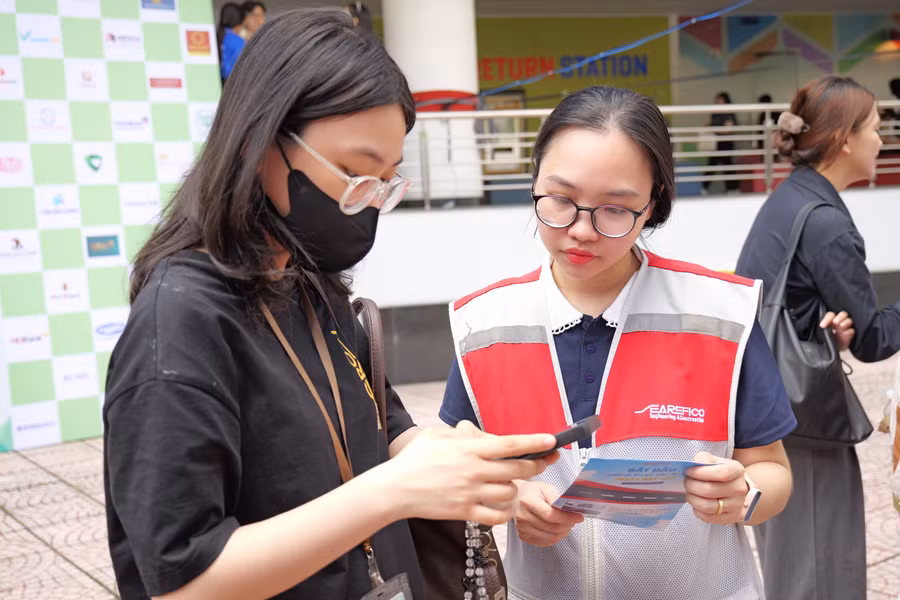 Sinh viên tìm hiểu thông tin việc làm tại ngày hội tuyển dụng và kết nối doanh nghiệp lần 2 năm 2025 (TDTU Career Fair 2025).