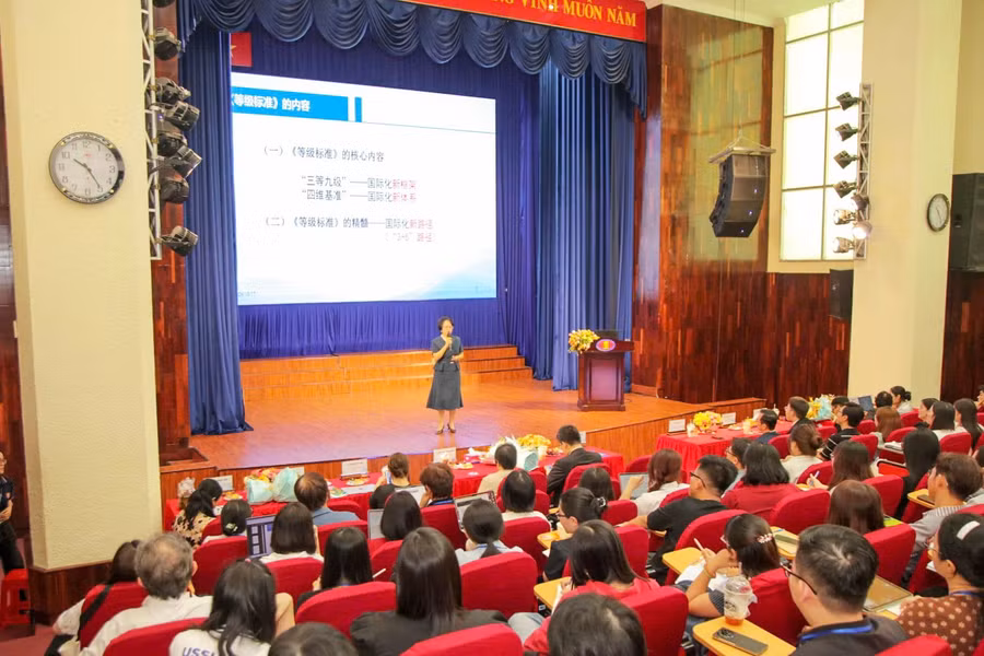 Chuyên gia trình bày nội dung về tiêu chuẩn năng lực Hán ngữ trong khuôn khổ chương trình tập huấn. Ảnh: HCMUSSH.