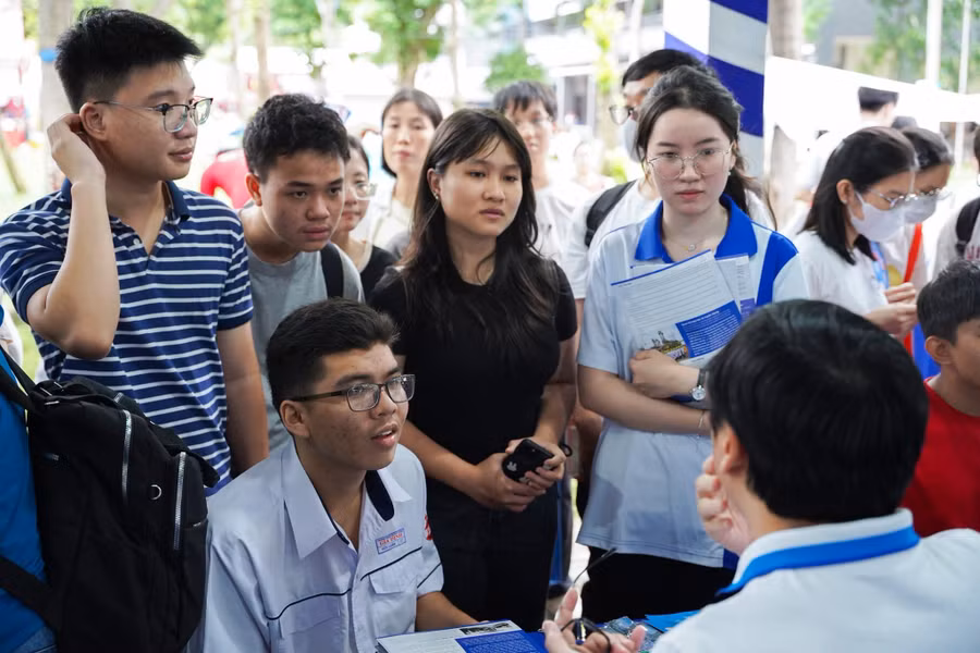 Thí sinh tìm hiểu thông tin tuyển sinh tại Ngày hội lựa chọn nguyện vọng xét tuyển năm 2026, diễn ra tại Trường Đại học Bách khoa (Đại học Quốc gia TPHCM).