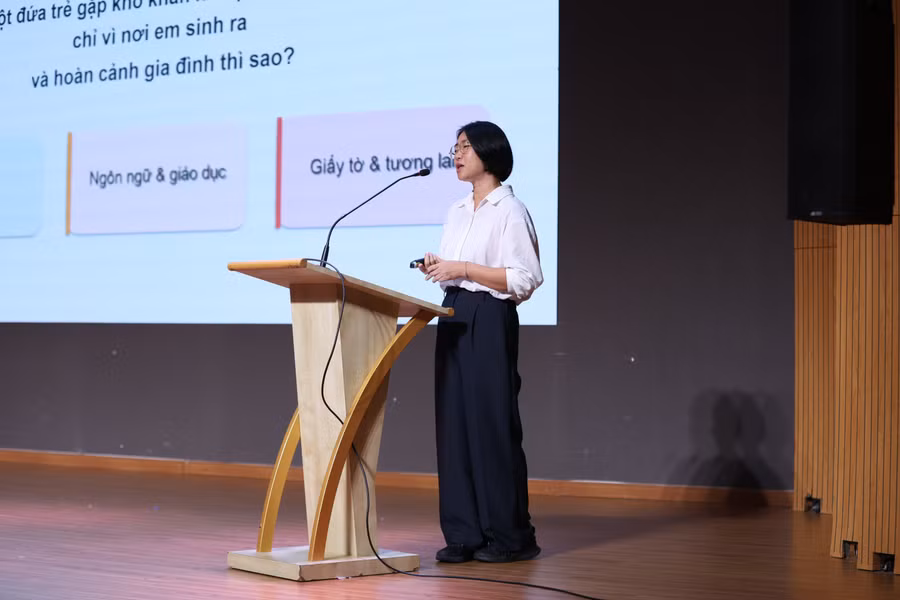 Bà Song Haewon, Trưởng Văn phòng Đại diện Trung tâm Chính sách Nhân quyền Liên Hợp Quốc Hàn Quốc (KOCUN) tại Việt Nam, trao đổi về tình hình trẻ em trong các gia đình hồi hương Hàn - Việt và các biện pháp hỗ trợ. Ảnh: NTCC.