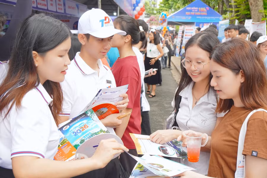 Thí sinh tìm hiểu thông tin tuyển sinh của Trường Đại học Tôn Đức Thắng tại "Ngày hội lựa chọn nguyện vọng xét tuyển đại học năm 2026". Ảnh: TDTU.