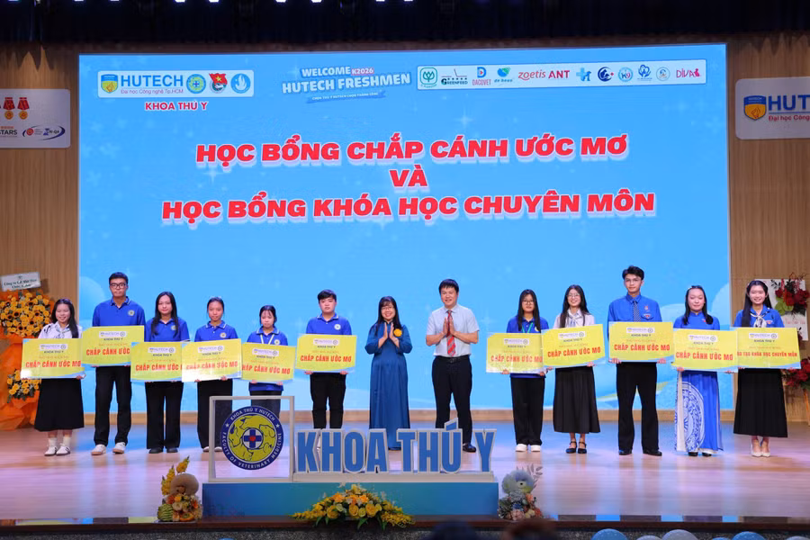 Trao học bổng chắp cánh ước mơ và học bổng khóa học chuyên môn cho tân sinh viên. Ảnh: NTCC. chap-canh.jpg