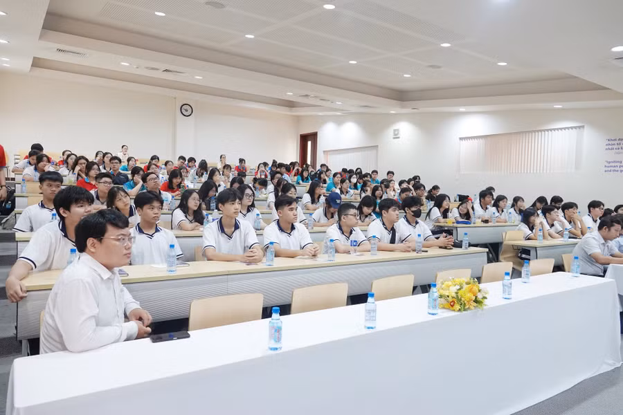 hs-tham-gia-chuong-trinh.jpg